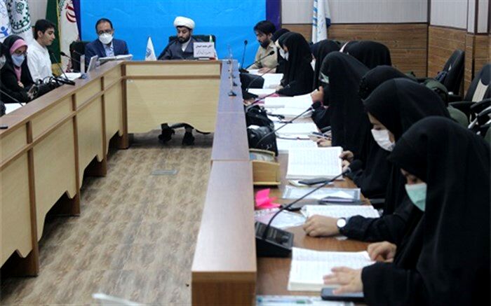 ترتیل خوانی قرآن در جلسه آغاز برنامه‌های مجلس یازدهم دانش‌آموزی قم