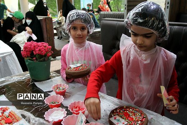 سومین جشنواره «کیک پزون نذری» در بوستان آب و آتش