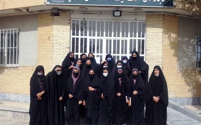 بازدید دانش‌آموزان مدرسه حضرت معصومه(س) از کتابخانه عمومی جعفریه