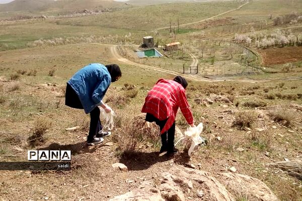 جمع‌آوری زباله‌های به جا مانده در طبیعت