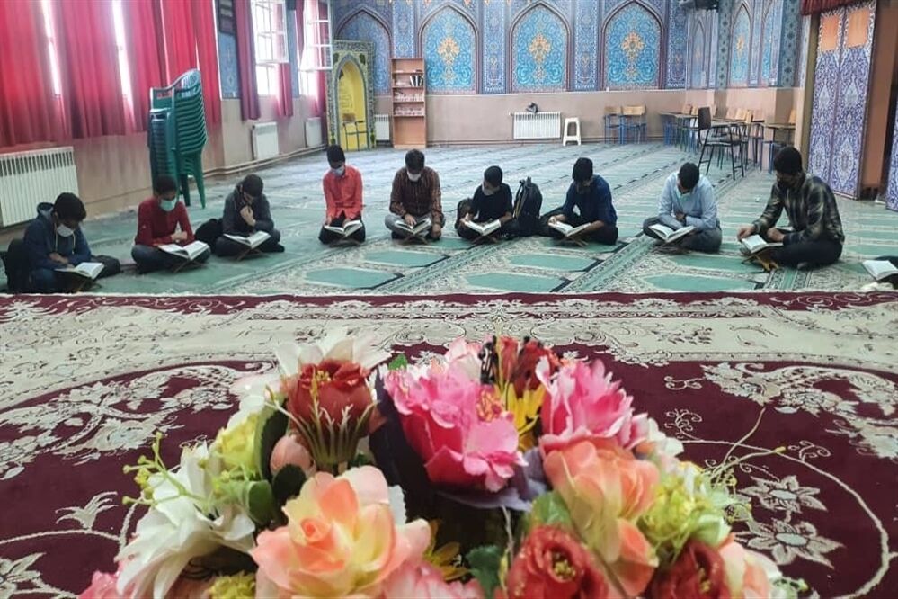 محفل انس با قرآن در دبیرستان شباهنگ ناحیه 2
