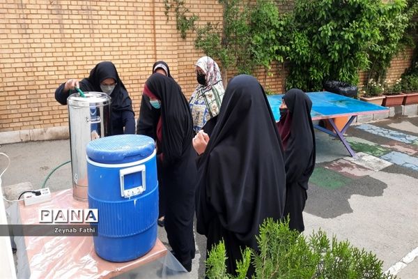 برگزاری ضیافت افطاری، در دبیرستان شاهد امام حسین (ع) منطقه ۱۴