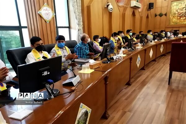 دیدار مدیرکل آموزش و پرورش فارس با جمعی از دانش‌آموزان پیشتاز
