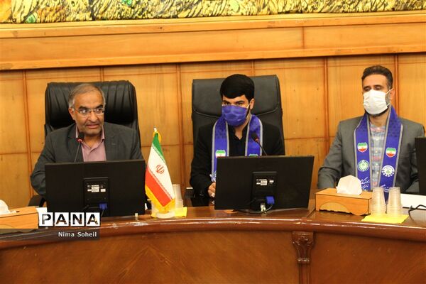 دیدار مدیرکل آموزش و پرورش فارس با جمعی از دانش‌آموزان پیشتاز