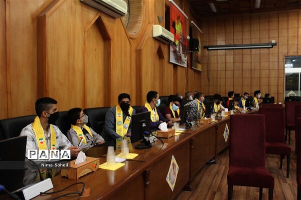 دیدار مدیرکل آموزش و پرورش فارس با جمعی از دانش‌آموزان پیشتاز