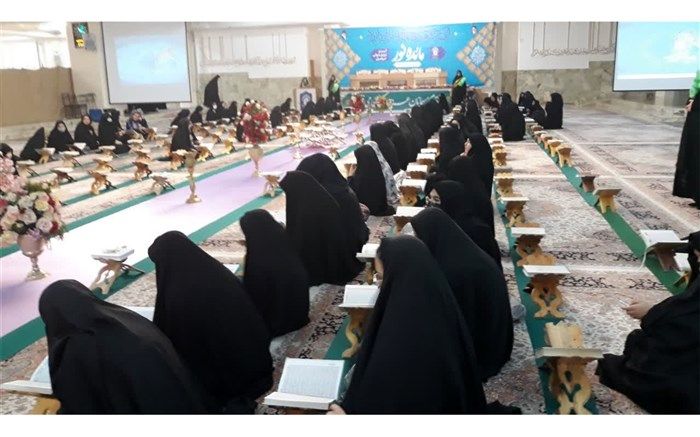 حضور دانش‌آموزان دبیرستان های خدابخشی و گیوه چیان قم در آیین ترتیل خوانی حرم حضرت معصومه(س)