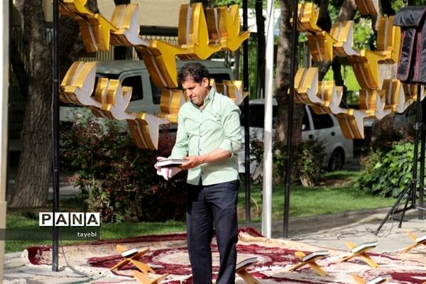 برگزاری مراسم معنوی محفل انس با قرآن دانش‌آموزی در اصفهان