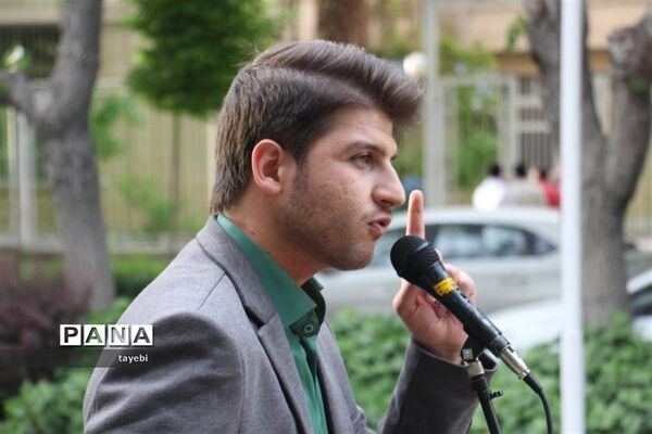 برگزاری مراسم معنوی محفل انس با قرآن دانش‌آموزی در اصفهان