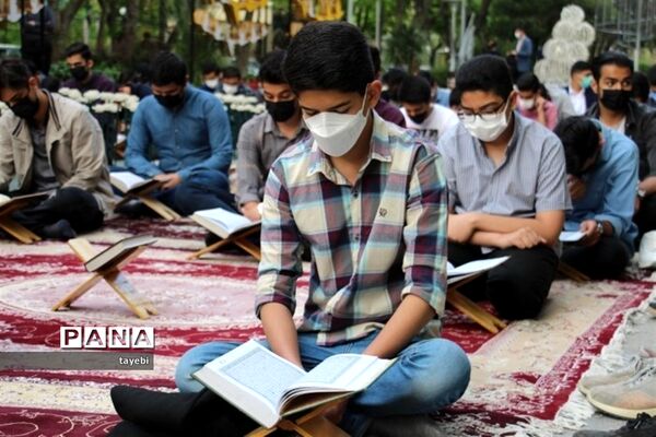 برگزاری مراسم معنوی محفل انس با قرآن دانش‌آموزی در اصفهان