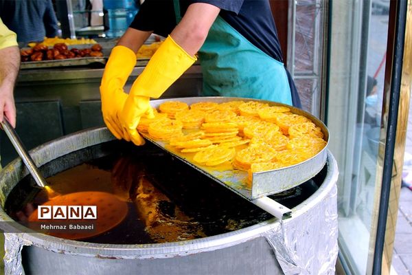 پخت زولبیا و بامیه در ایام ماه رمضان