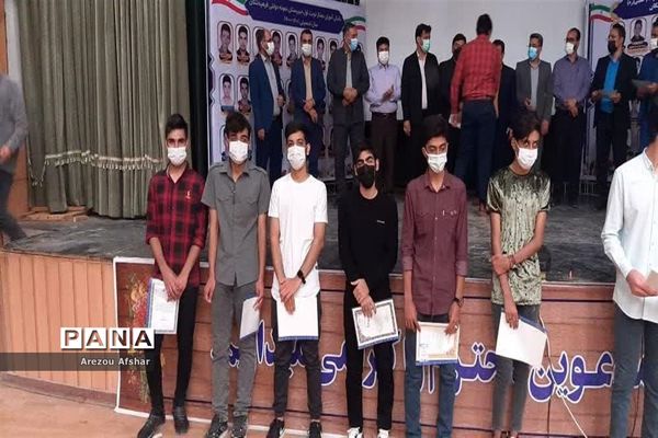 تقدیر از دانش‌آموزان برگزیده مسابقات فرهنگی، قرآن، عترت و نماز در بندرامام خمینی (ره)