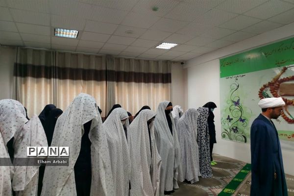 برگزاری نماز جماعت در دبیرستان دخترانه فرزانگان ۲ زاهدان