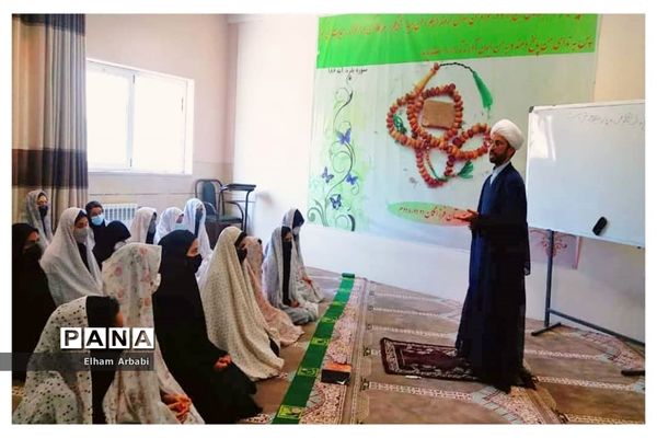 برگزاری نماز جماعت در دبیرستان دخترانه فرزانگان ۲ زاهدان