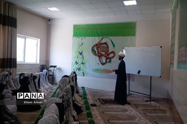 برگزاری نماز جماعت در دبیرستان دخترانه فرزانگان ۲ زاهدان