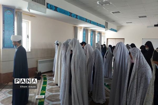 برگزاری نماز جماعت در دبیرستان دخترانه فرزانگان ۲ زاهدان