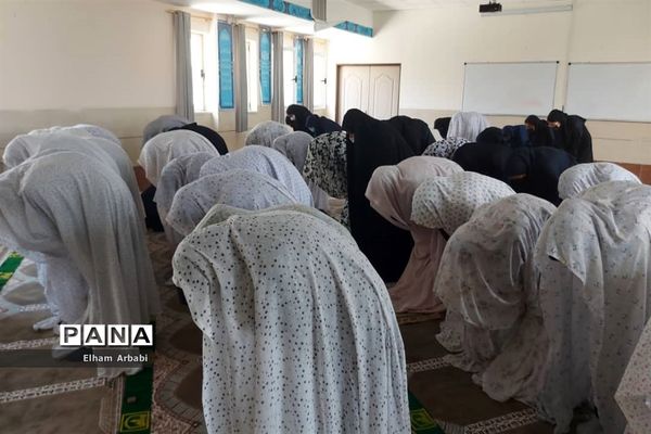 برگزاری نماز جماعت در دبیرستان دخترانه فرزانگان ۲ زاهدان