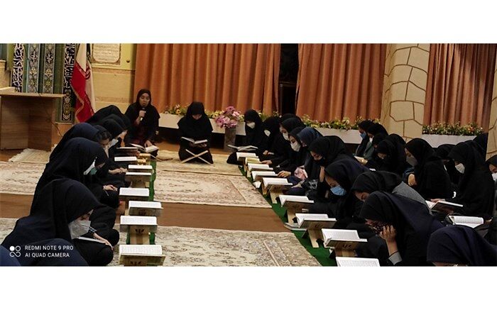 برگزاری محفل انس با قرآن کریم در دبیرستان نمونه دولتی آیت الله بهاءالدینی