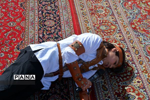 شاهنامه‌خوانی خیابانی دانش‌آموزان دبستان سلمان چرمهین