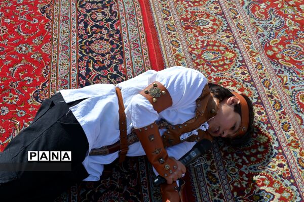 شاهنامه‌خوانی خیابانی دانش‌آموزان دبستان سلمان چرمهین