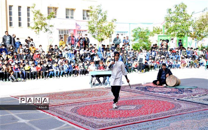 شاهنامه‌خوانی خیابانی دانش‌آموزان دبستان سلمان چرمهین