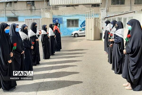 مراسم استقبال دانش‌آموزان از پیکر شهید گمنام در دبیرستان مسلم بن عوسجه  پردیس
