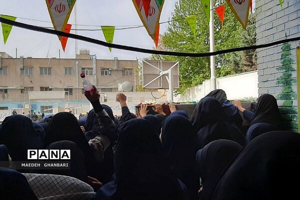 مراسم استقبال دانش‌آموزان از پیکر شهید گمنام در دبیرستان مسلم بن عوسجه  پردیس