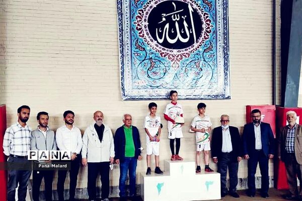 مسابقه پیاده‌روی دانش‌‌آموزی در پیست سرپوشیده دوومیدانی برادران شهید مظفر ملارد