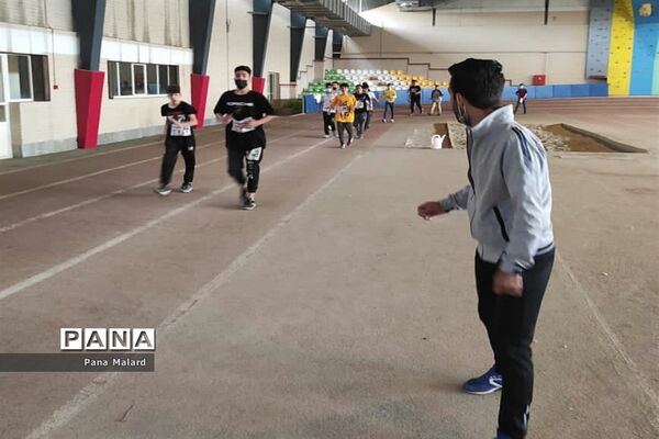مسابقه پیاده‌روی دانش‌‌آموزی در پیست سرپوشیده دوومیدانی برادران شهید مظفر ملارد