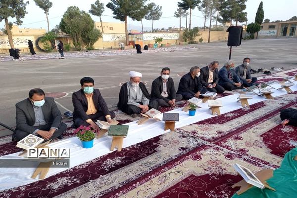 مراسم محفل انس با قرآن دانش‌‌آموزان دختر مدارس متوسطه اول اردستان