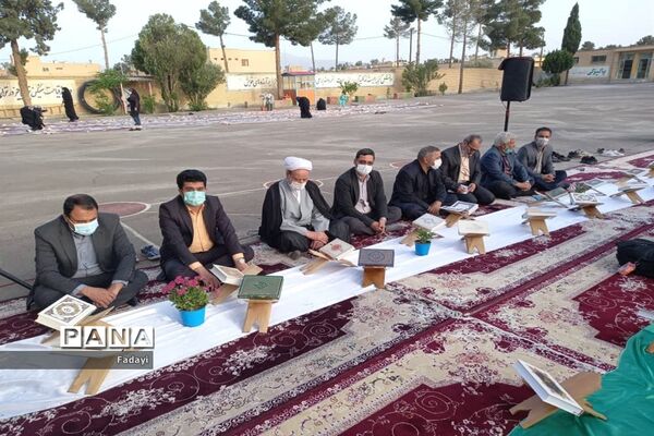 مراسم محفل انس با قرآن دانش‌‌آموزان دختر مدارس متوسطه اول اردستان