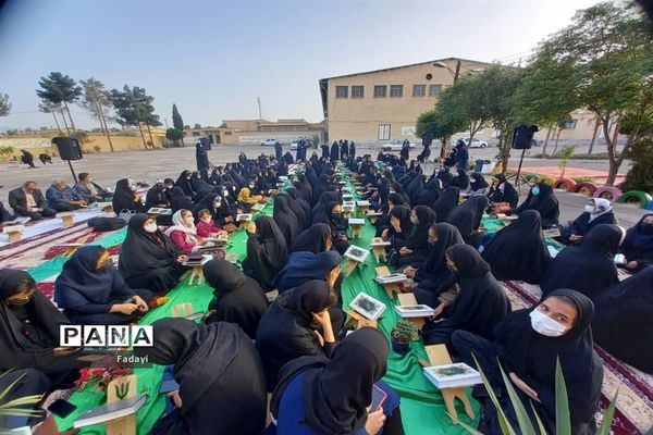 مراسم محفل انس با قرآن دانش‌‌آموزان دختر مدارس متوسطه اول اردستان