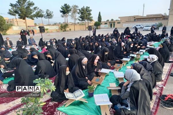 مراسم محفل انس با قرآن دانش‌‌آموزان دختر مدارس متوسطه اول اردستان