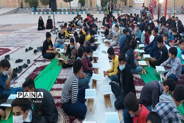 مراسم محفل انس با قرآن دانش‌‌آموزان پسر مدارس متوسطه اول اردستان