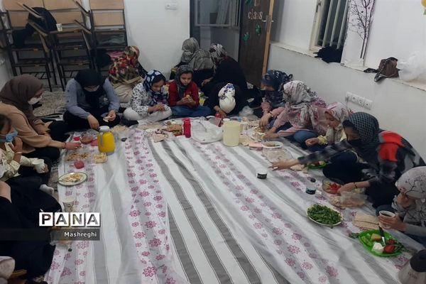 جزء خوانی قرآن کریم  در مراسم  افطاری دانش‌آموزان کاشانی