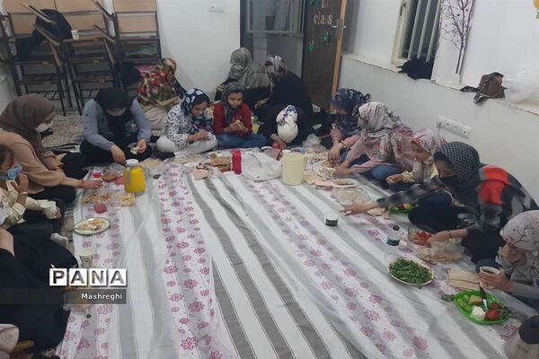 جزء خوانی قرآن کریم  در مراسم  افطاری دانش‌آموزان کاشانی