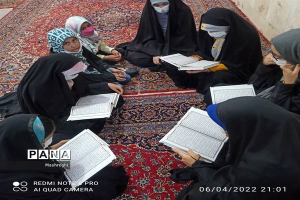 جزء خوانی قرآن کریم  در مراسم  افطاری دانش‌آموزان کاشانی