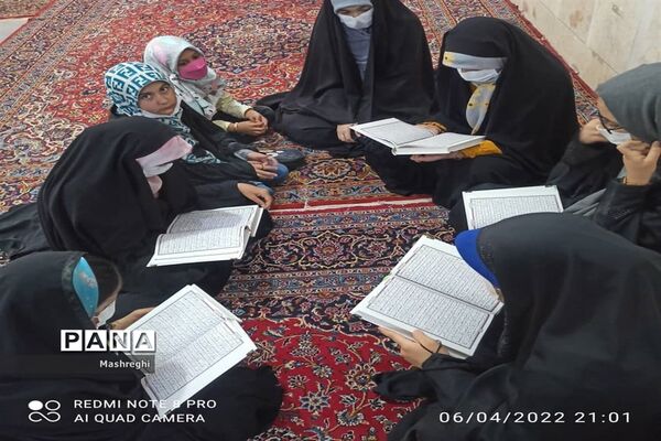 جزء خوانی قرآن کریم  در مراسم  افطاری دانش‌آموزان کاشانی