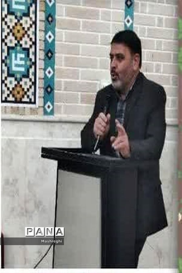 جزء خوانی قرآن کریم  در مراسم  افطاری دانش‌آموزان کاشانی