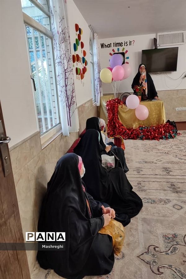 جزء خوانی قرآن کریم  در مراسم  افطاری دانش‌آموزان کاشانی