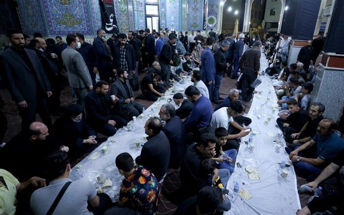 افطار رئیس‌جمهوری همراه با زائران امام‌زاده اسماعیل شهریار