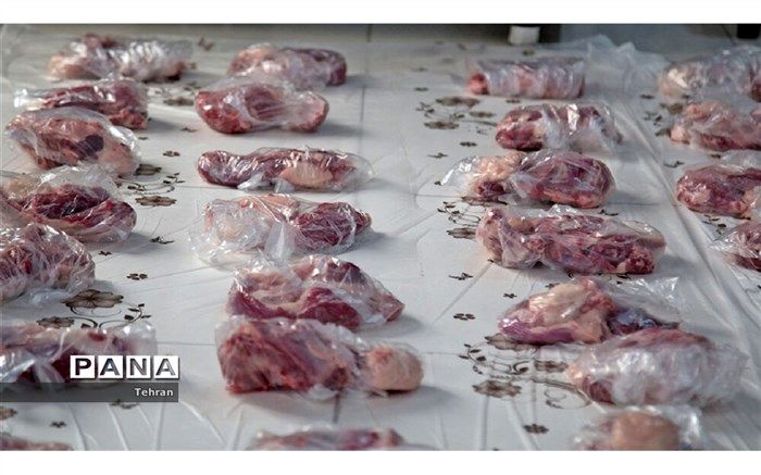 توزیع ۲۰ بسته گوشت قربانی میان خانواده‌های بی‌بضاعت