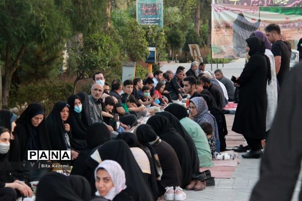 مراسم افطاری دانش‌آموزان آموزش و پرورش شهرری در گلزار شهدای تهران