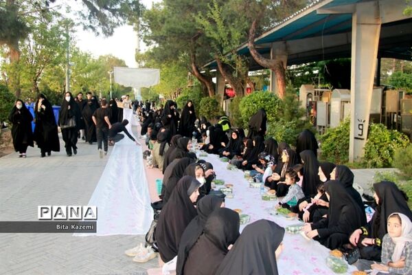 مراسم افطاری دانش‌آموزان آموزش و پرورش شهرری در گلزار شهدای تهران
