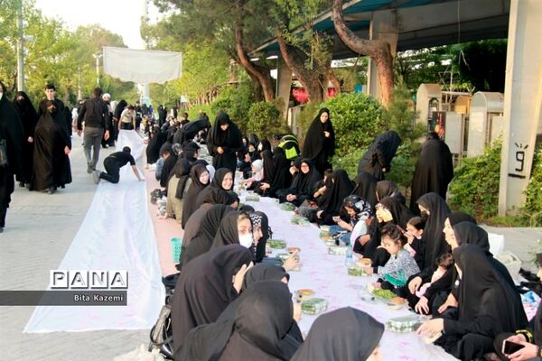 مراسم افطاری دانش‌آموزان آموزش و پرورش شهرری در گلزار شهدای تهران