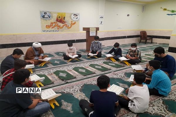 محفل انس با قرآن و افطاری در دبیرستان صدرای ولایت اندیمشک