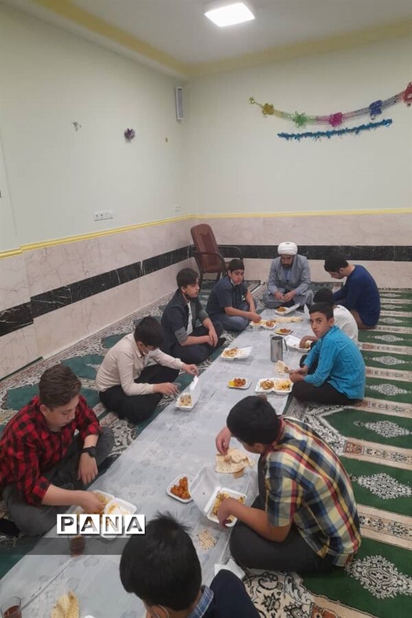 محفل انس با قرآن و افطاری در دبیرستان صدرای ولایت اندیمشک