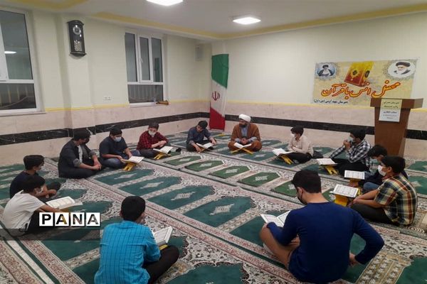 محفل انس با قرآن و افطاری در دبیرستان صدرای ولایت اندیمشک