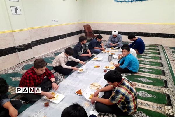 محفل انس با قرآن و افطاری در دبیرستان صدرای ولایت اندیمشک