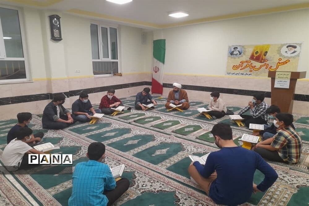 محفل انس با قرآن و افطاری در دبیرستان صدرای ولایت اندیمشک
