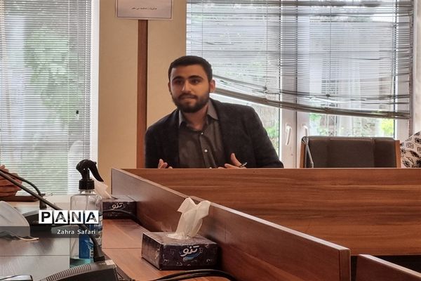 دیدار اعضای هیات رئیسه مجلس دانش‌آموزی منطقه 3 با میرزاده مدیریت منطقه